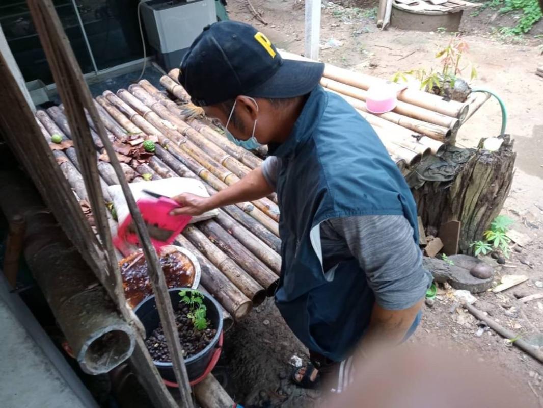 23/6/66 จนท.รพ.สต.บ้านสันป่าไร่ร่วมกับอสม.ม.3บ้านป่าไร่เหนือ ควบคุมโรครอบ2 เคสนางจ้าวา ภูมิพระธาตุ