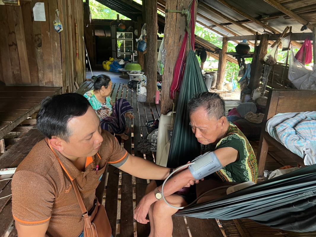 วันที่22/06/2566 จนท. รพ.สต.บ้านสันป่าไร่ เยี่ยมบ้านผู้ป่วยPalliative Care จำนวน 4 ราย ผู้ป่วยNCD จำนวน 6  ราย ผู้ป่วยผ่าตัดหลังออกจากรพ. จำนวน 2 ราย ผู้ป่วยกระดูกแตก จำนวน 1 ราย ครอบครัวเด็กมีปัญหาด้านสุขภาพจิตจำนวน 2 ครอบครัว ผู้พิการ จำนวน 3 ราย