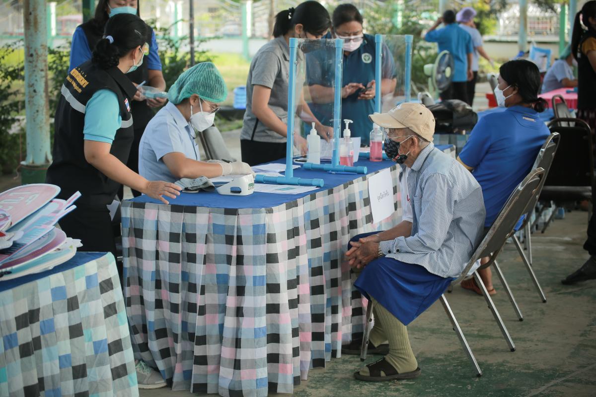 นายก อบจ.ตาก นำวัคซีน Moderna (รอบแรก) ลงพื้นที่ฉีดให้กับประชาชนกลุ่มเปราะบาง  เริ่มต้นที่อำเภอวังเจ้า จังหวัดตาก