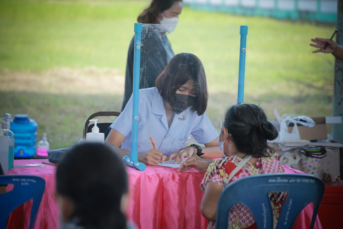 นายก อบจ.ตาก นำวัคซีน Moderna (รอบแรก) ลงพื้นที่ฉีดให้กับประชาชนกลุ่มเปราะบาง  เริ่มต้นที่อำเภอวังเจ้า จังหวัดตาก