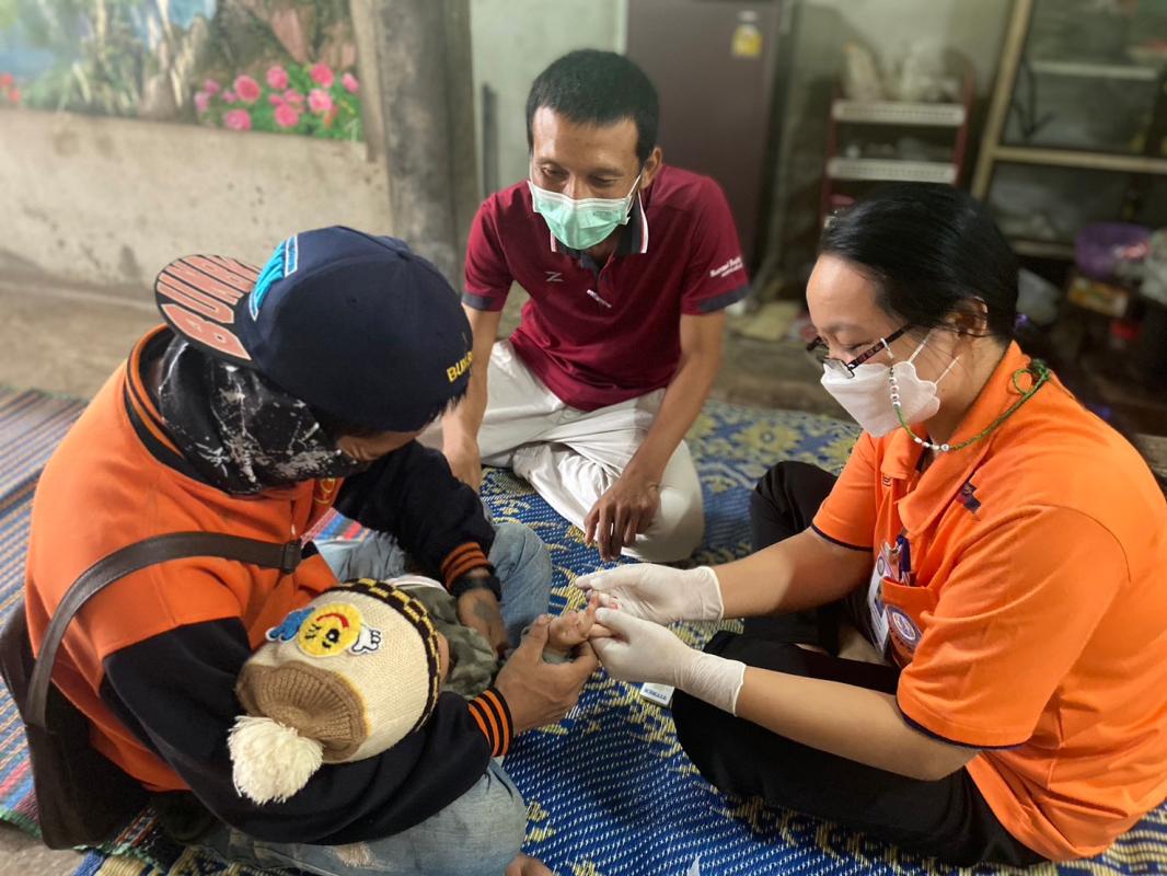 13/7/66 รพ.สต.บ้านสันป่าไร่ ออกหน่วยฉีดวัคซีนเด็กอายุ 0-5 ปี ที่ หมู่ 6 บ้านห้วยกระทิง จำนวน 7 ราย มีการเจาะเลือดตรวจความเข้มข้นของเลือด(Hct) , จ่ายยา para syrferrous syr