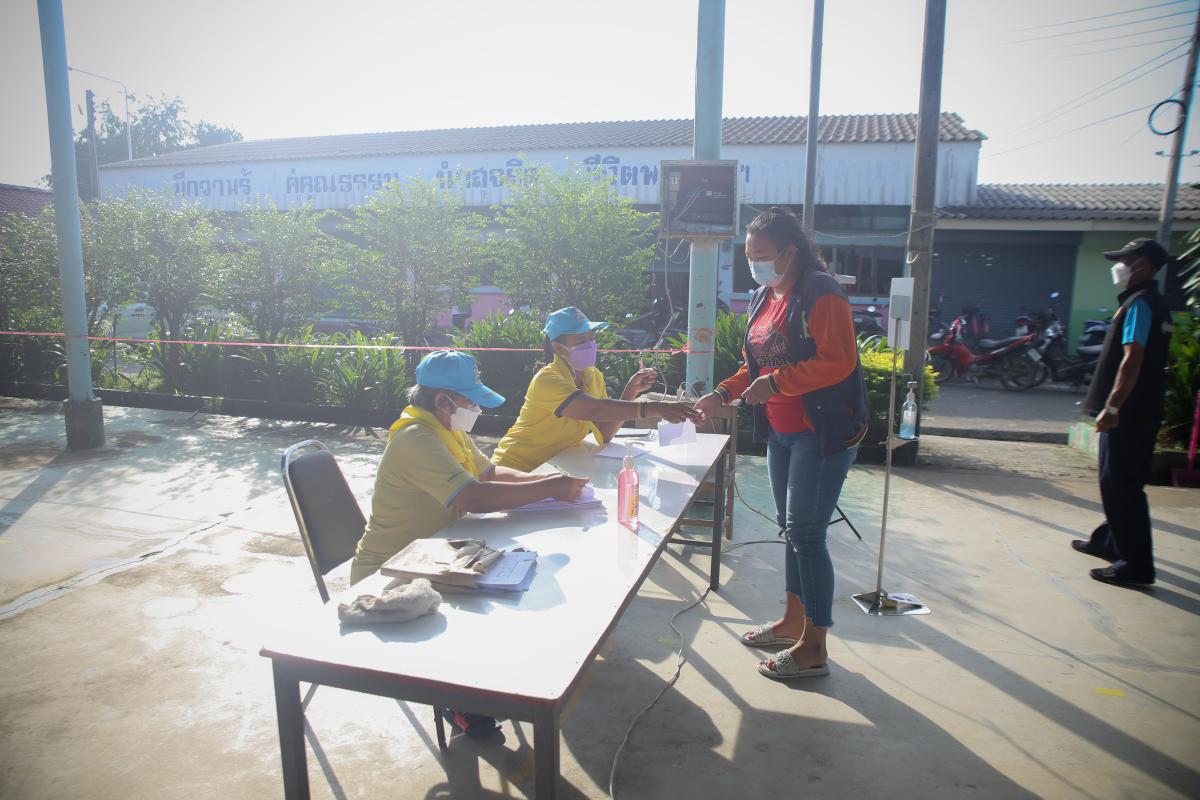 นายก อบจ.ตาก นำวัคซีน Moderna (รอบแรก) ลงพื้นที่ฉีดให้กับประชาชนกลุ่มเปราะบาง  เริ่มต้นที่อำเภอวังเจ้า จังหวัดตาก