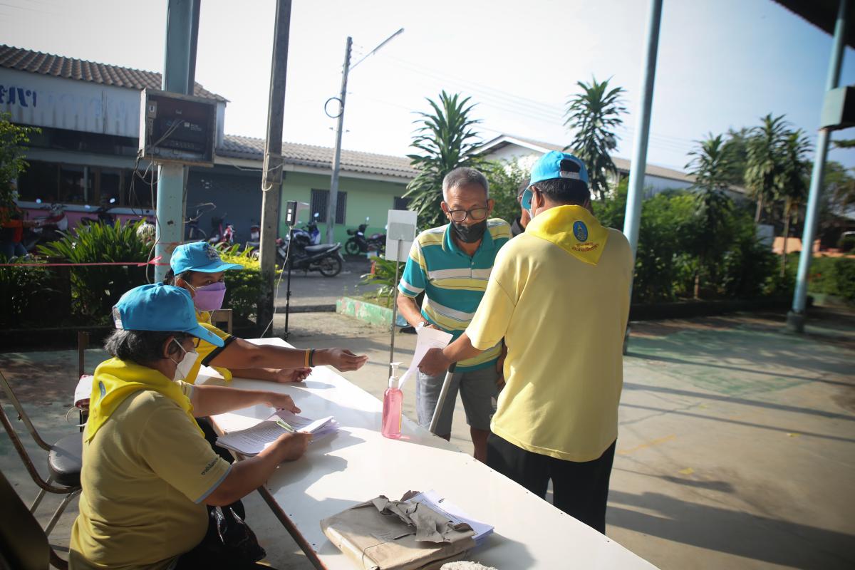 นายก อบจ.ตาก นำวัคซีน Moderna (รอบแรก) ลงพื้นที่ฉีดให้กับประชาชนกลุ่มเปราะบาง  เริ่มต้นที่อำเภอวังเจ้า จังหวัดตาก