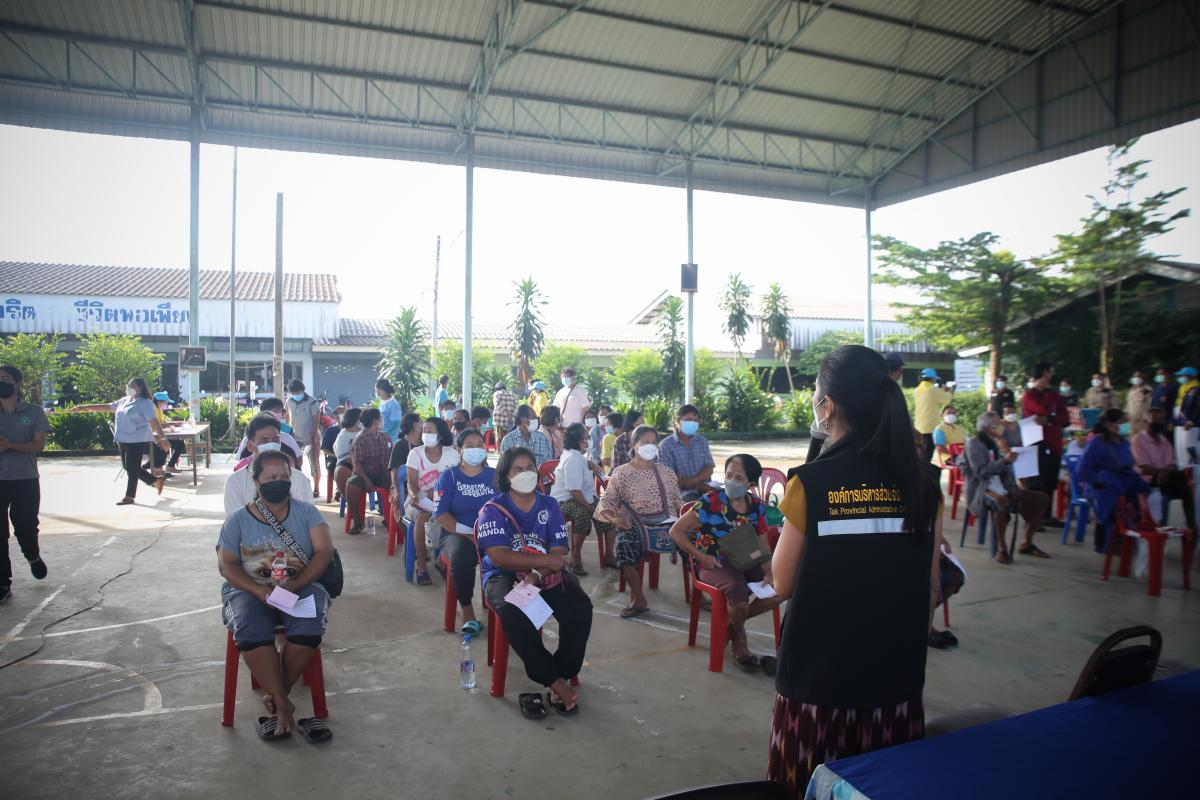 นายก อบจ.ตาก นำวัคซีน Moderna (รอบแรก) ลงพื้นที่ฉีดให้กับประชาชนกลุ่มเปราะบาง  เริ่มต้นที่อำเภอวังเจ้า จังหวัดตาก