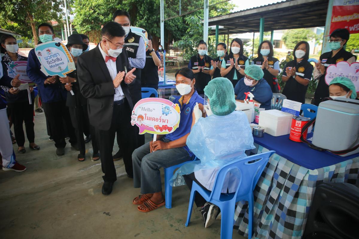 นายก อบจ.ตาก นำวัคซีน Moderna (รอบแรก) ลงพื้นที่ฉีดให้กับประชาชนกลุ่มเปราะบาง  เริ่มต้นที่อำเภอวังเจ้า จังหวัดตาก