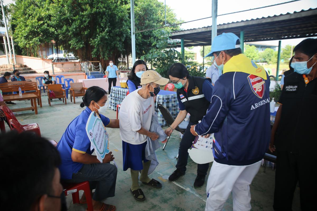 นายก อบจ.ตาก นำวัคซีน Moderna (รอบแรก) ลงพื้นที่ฉีดให้กับประชาชนกลุ่มเปราะบาง  เริ่มต้นที่อำเภอวังเจ้า จังหวัดตาก