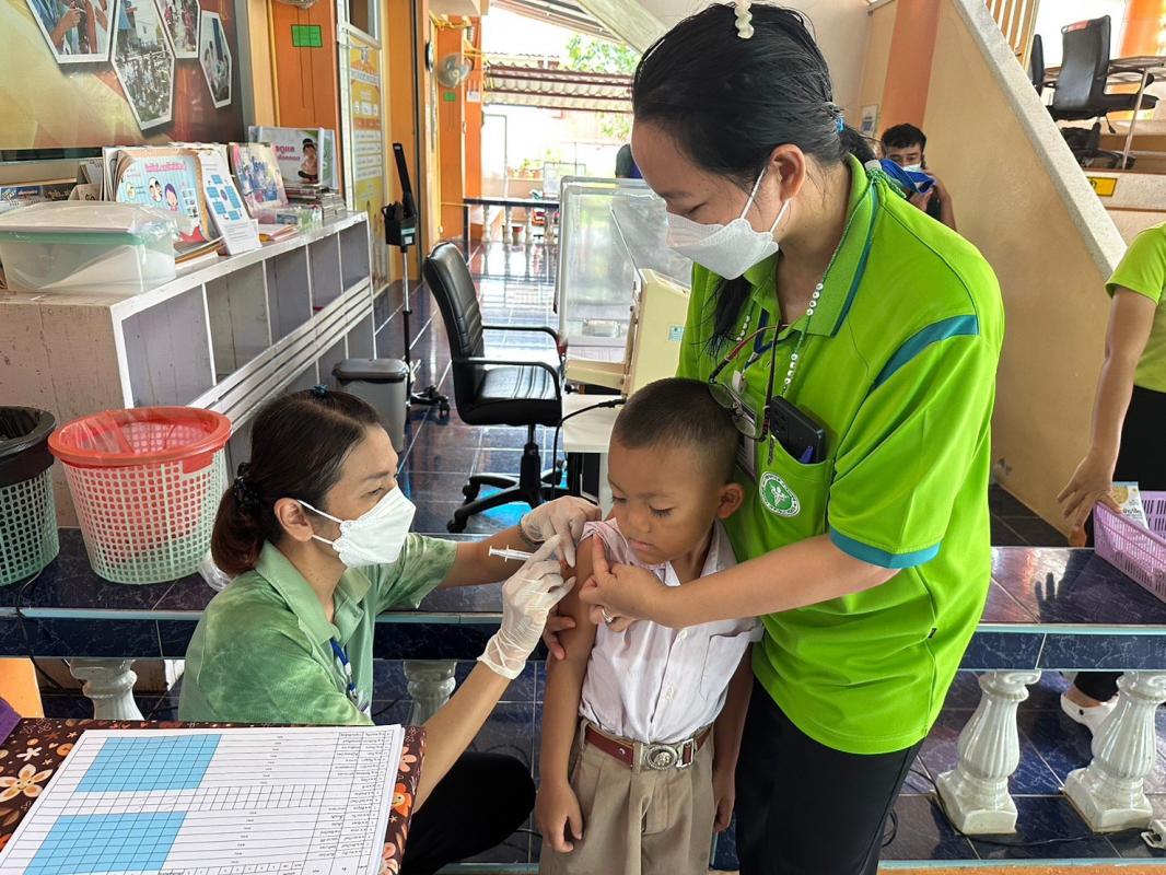 26/7/66 รพ.สต.บ้านสันป่าไร่ ให้บริการ ฉีดวัคซีนนักเรียน ชั้น ป.1 ที่ไม่มีประวัติหรือมีประวัติการได้รับวัคซีนไม่ครบตามเกณฑ์มาตรฐานงานสร้างเสริมภูมิคุ้มกันโรค จำนวน 5 โรงเรียนในเขตรับผิดชอบ รวม 31 คน