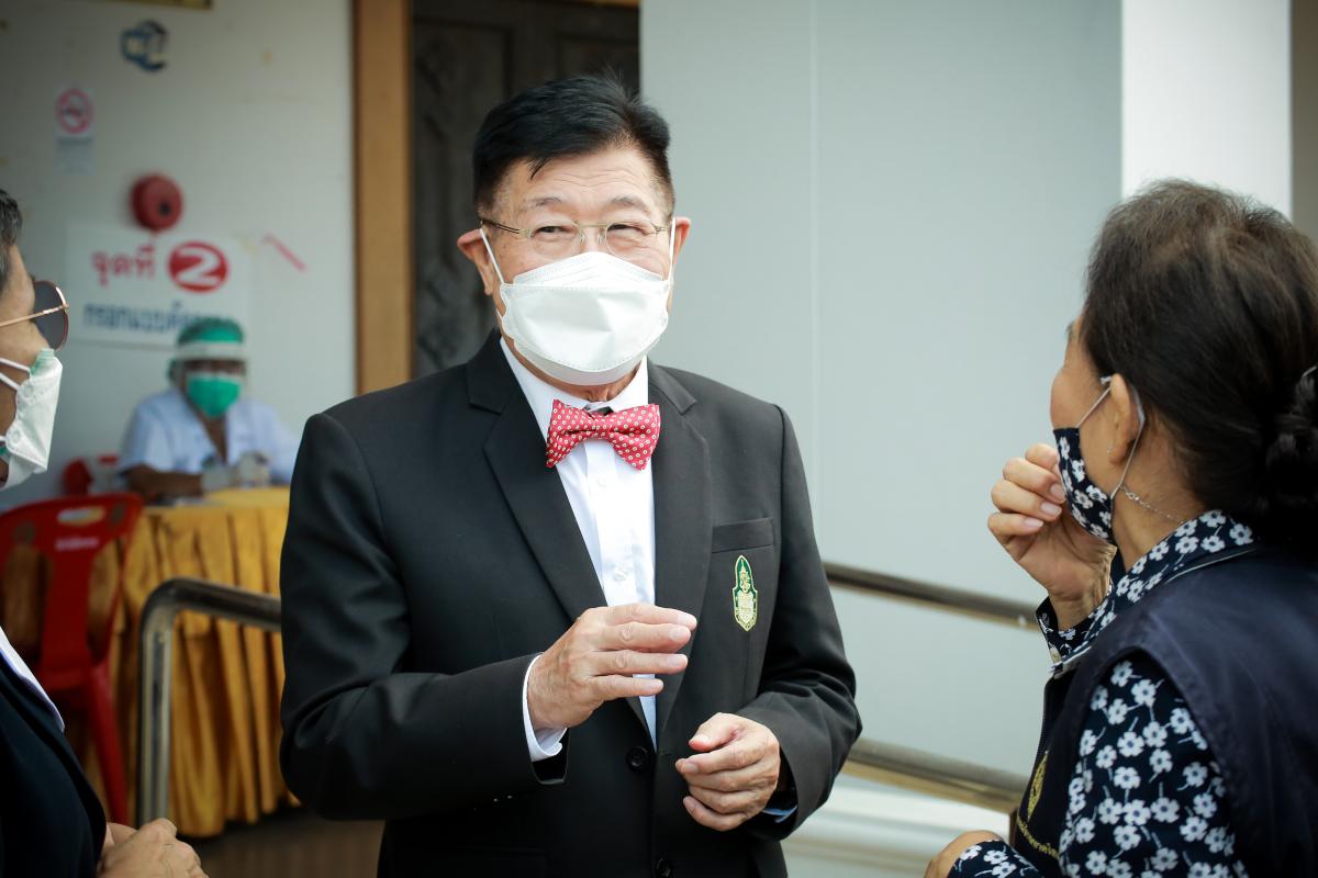 นายก อบจ.ตาก นำวัคซีน Moderna (รอบแรก) ลงพื้นที่ฉีดให้กับประชาชนกลุ่มเปราะบาง ในพื้นที่อำเภอเมืองตาก จังหวัดตากวันที่ 15 พฤศจิกายน พ.ศ. 2564 นายณัฐวุฒิ ทวีเกื้อกูลกิจ นายกองค์การบริหารส่วนจังหวัดตาก พร้อมด้วยคณะผู้บริหารและเจ้าหน้าที่ กล่าวให้กำลังใจพี่น้