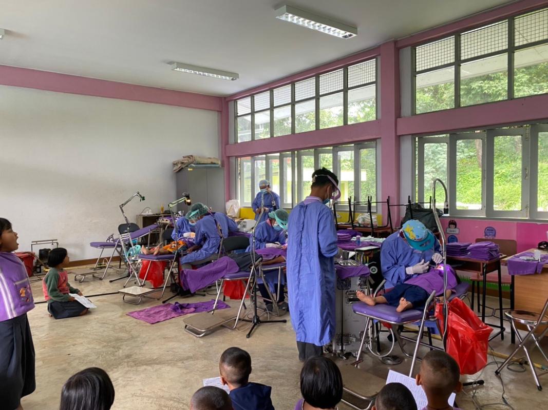 วันที่ 23/6/66 - 25/7/66 จนท.รพ.สต.บ้านสันป่าไร่ ออกให้บริการอนามัยโรงเรียนและจัดกิจกรรมทันตสาธารณสุข โดยดำเนินการ 1.ตรวจสุขภาพช่องปากและเคลือบฟูลออไรด์ จำนวน 7 โรงเรียน 529 คน 2.จัดกิจกรรมฟันสะอาด เหงือกแข็งแรง ในระดับชั้นมัธยมศึกษา ปีที่1 จำนวน 15 คน 3.