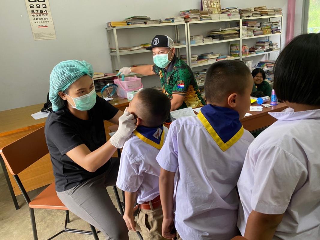 วันที่ 23/6/66 - 25/7/66 จนท.รพ.สต.บ้านสันป่าไร่ ออกให้บริการอนามัยโรงเรียนและจัดกิจกรรมทันตสาธารณสุข โดยดำเนินการ 1.ตรวจสุขภาพช่องปากและเคลือบฟูลออไรด์ จำนวน 7 โรงเรียน 529 คน 2.จัดกิจกรรมฟันสะอาด เหงือกแข็งแรง ในระดับชั้นมัธยมศึกษา ปีที่1 จำนวน 15 คน 3.