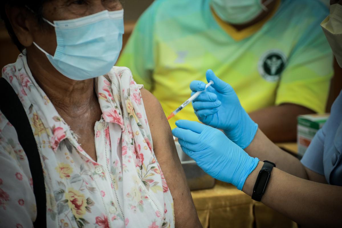 นายก อบจ.ตาก นำวัคซีน Moderna (รอบแรก) ลงพื้นที่ฉีดให้กับประชาชนกลุ่มเปราะบาง ในพื้นที่อำเภอเมืองตาก จังหวัดตากวันที่ 15 พฤศจิกายน พ.ศ. 2564 นายณัฐวุฒิ ทวีเกื้อกูลกิจ นายกองค์การบริหารส่วนจังหวัดตาก พร้อมด้วยคณะผู้บริหารและเจ้าหน้าที่ กล่าวให้กำลังใจพี่น้