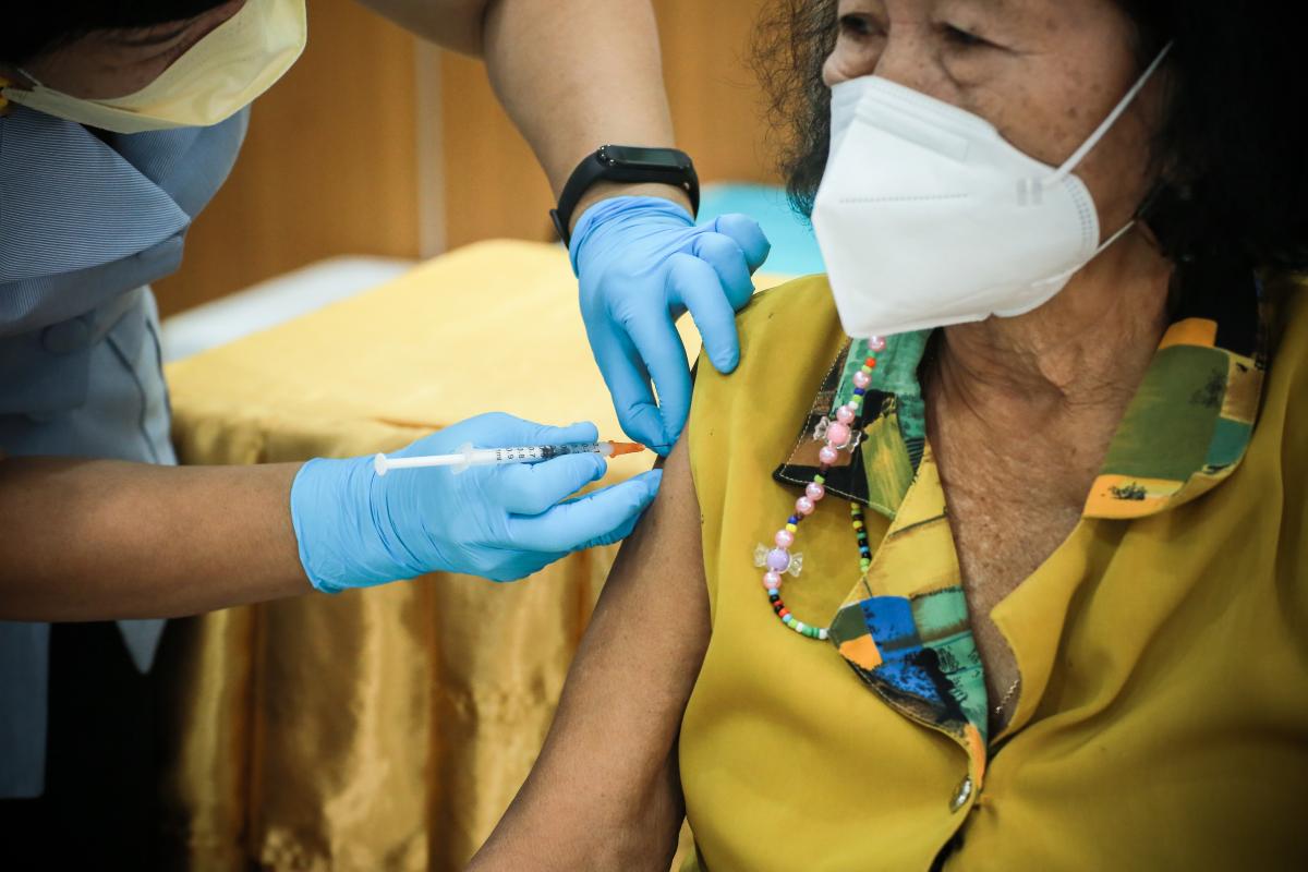 นายก อบจ.ตาก นำวัคซีน Moderna (รอบแรก) ลงพื้นที่ฉีดให้กับประชาชนกลุ่มเปราะบาง ในพื้นที่อำเภอเมืองตาก จังหวัดตากวันที่ 15 พฤศจิกายน พ.ศ. 2564 นายณัฐวุฒิ ทวีเกื้อกูลกิจ นายกองค์การบริหารส่วนจังหวัดตาก พร้อมด้วยคณะผู้บริหารและเจ้าหน้าที่ กล่าวให้กำลังใจพี่น้