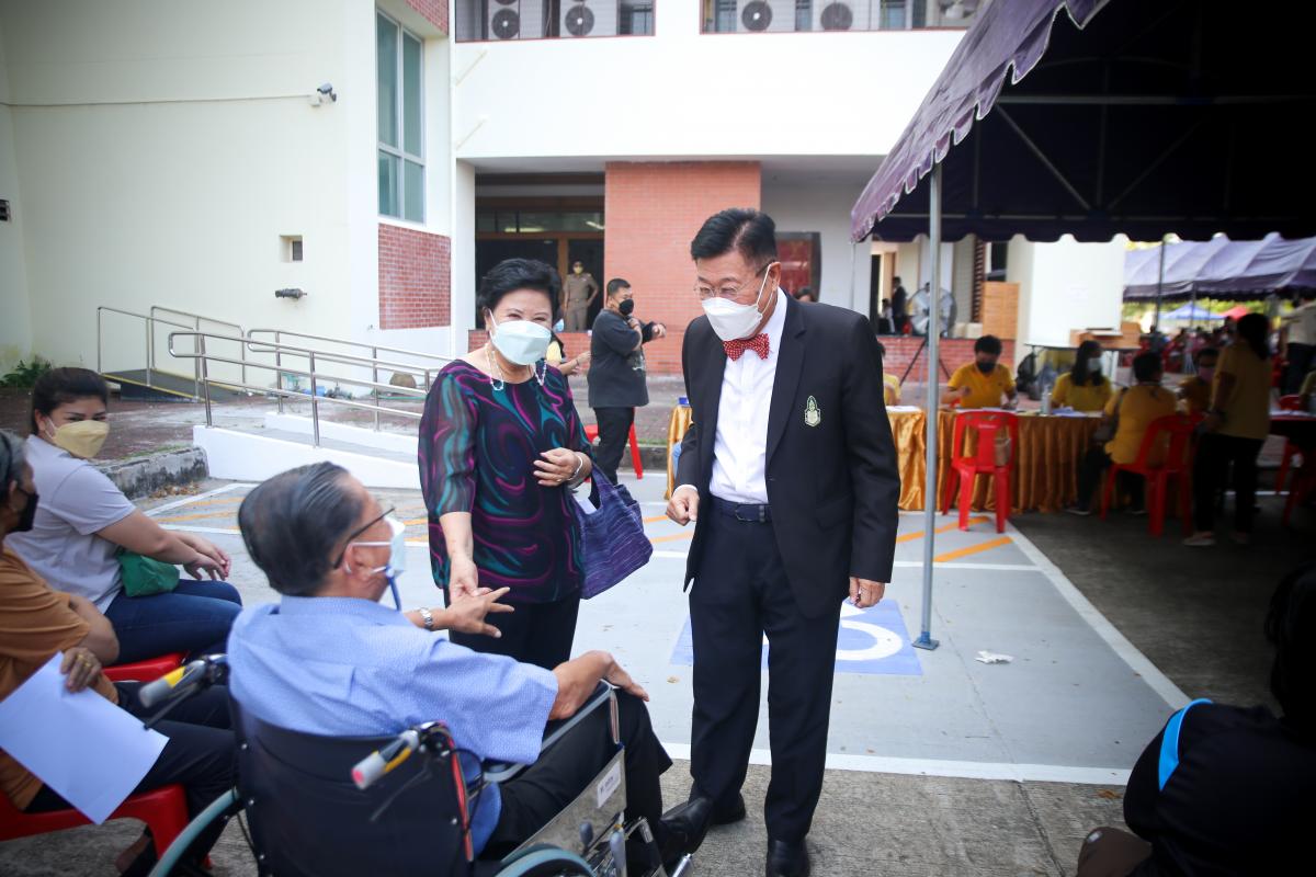 นายก อบจ.ตาก นำวัคซีน Moderna (รอบแรก) ลงพื้นที่ฉีดให้กับประชาชนกลุ่มเปราะบาง ในพื้นที่อำเภอเมืองตาก จังหวัดตากวันที่ 15 พฤศจิกายน พ.ศ. 2564 นายณัฐวุฒิ ทวีเกื้อกูลกิจ นายกองค์การบริหารส่วนจังหวัดตาก พร้อมด้วยคณะผู้บริหารและเจ้าหน้าที่ กล่าวให้กำลังใจพี่น้