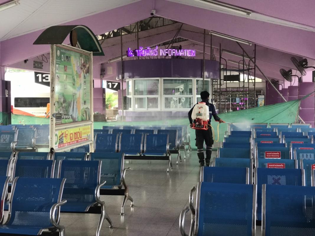 อบจ.ตาก ดำเนินการทำความสะอาด ฉีดพ่นน้ำยาแอลกอฮอล์และเช็ดถูฆ่าเชื้อโรคประจำสัปดาห์