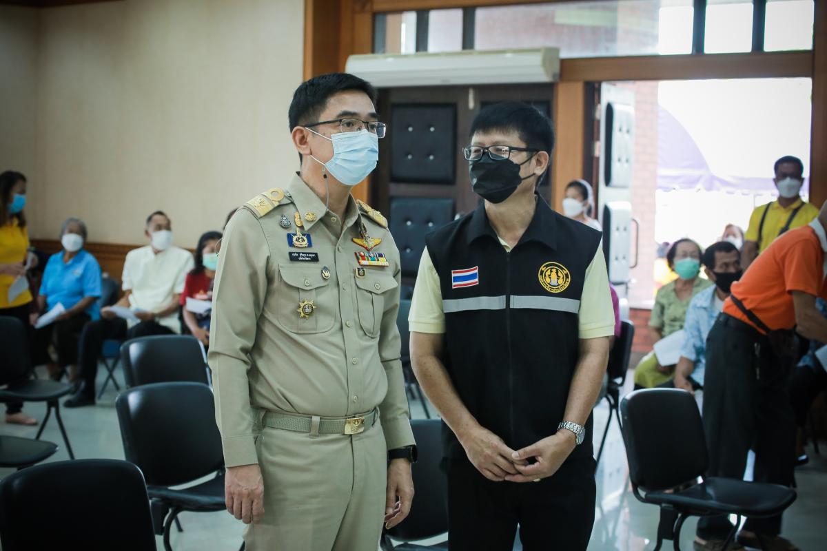 นายก อบจ.ตาก นำวัคซีน Moderna (รอบแรก) ลงพื้นที่ฉีดให้กับประชาชนกลุ่มเปราะบาง ในพื้นที่อำเภอเมืองตาก จังหวัดตากวันที่ 15 พฤศจิกายน พ.ศ. 2564 นายณัฐวุฒิ ทวีเกื้อกูลกิจ นายกองค์การบริหารส่วนจังหวัดตาก พร้อมด้วยคณะผู้บริหารและเจ้าหน้าที่ กล่าวให้กำลังใจพี่น้