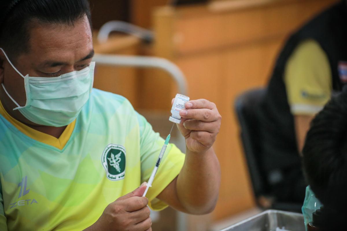 นายก อบจ.ตาก นำวัคซีน Moderna (รอบแรก) ลงพื้นที่ฉีดให้กับประชาชนกลุ่มเปราะบาง ในพื้นที่อำเภอเมืองตาก จังหวัดตากวันที่ 15 พฤศจิกายน พ.ศ. 2564 นายณัฐวุฒิ ทวีเกื้อกูลกิจ นายกองค์การบริหารส่วนจังหวัดตาก พร้อมด้วยคณะผู้บริหารและเจ้าหน้าที่ กล่าวให้กำลังใจพี่น้