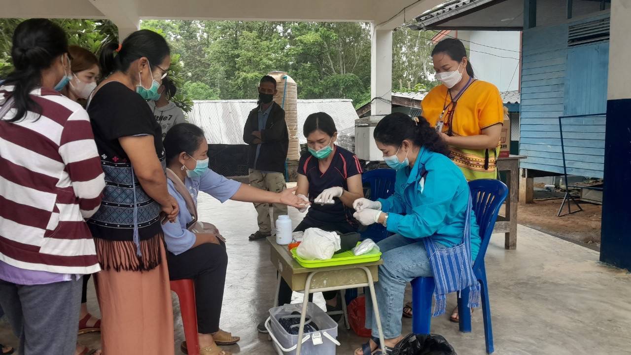 29766 จนท.รพ.สต.บ้านสันป่าไร่ร่วมกับเครือข่ายแม่ยุคใหม่ใส่ใจสุขภาพ จัดอบรมโครงการส่งเสริมความรู้แก่กลุ่มเสี่ยง”เบาหวาน”โรคที่คุณสร้างเอง ณ โรงเรียนบ้านป่าไร่เหนือ โดยมีคุณประนอม จันธิดา จนท.รพ.แม่ระมาดเป็นวิทยากร สนับสนุนงบประมาณจากกองทุนหลักประกันสุขภาพต