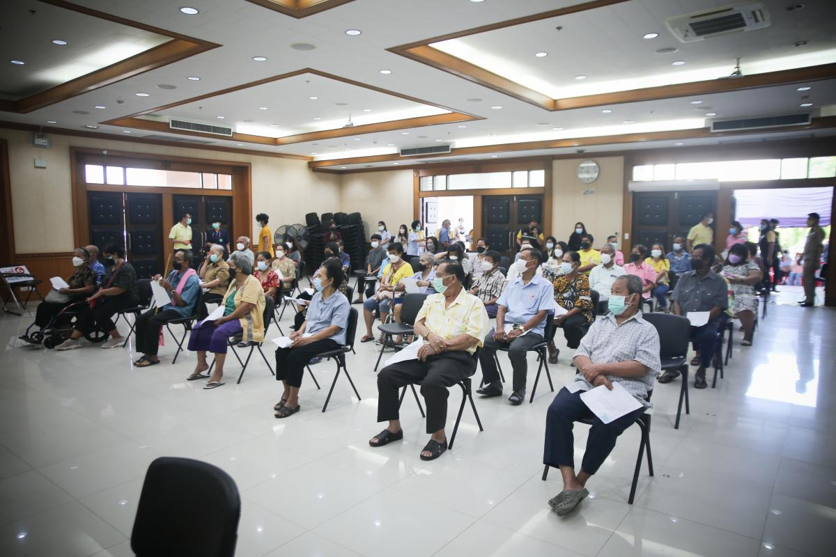 นายก อบจ.ตาก นำวัคซีน Moderna (รอบแรก) ลงพื้นที่ฉีดให้กับประชาชนกลุ่มเปราะบาง ในพื้นที่อำเภอเมืองตาก จังหวัดตากวันที่ 15 พฤศจิกายน พ.ศ. 2564 นายณัฐวุฒิ ทวีเกื้อกูลกิจ นายกองค์การบริหารส่วนจังหวัดตาก พร้อมด้วยคณะผู้บริหารและเจ้าหน้าที่ กล่าวให้กำลังใจพี่น้