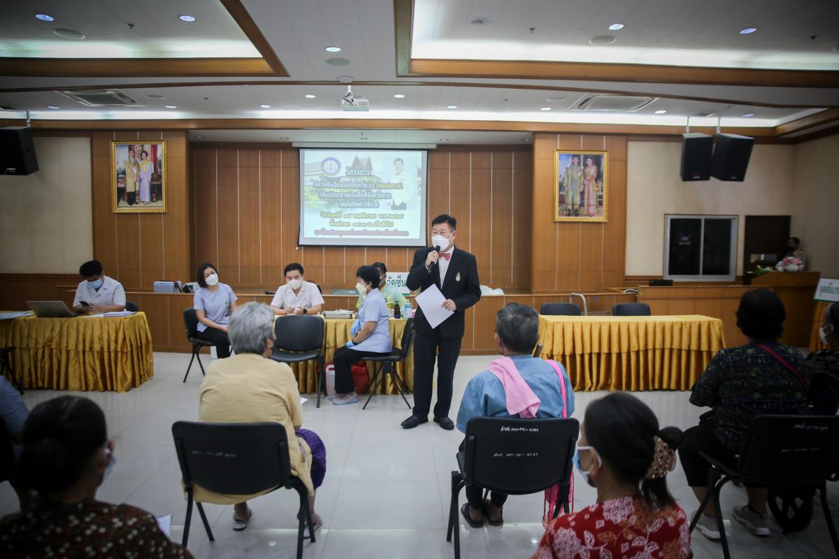 นายก อบจ.ตาก นำวัคซีน Moderna (รอบแรก) ลงพื้นที่ฉีดให้กับประชาชนกลุ่มเปราะบาง ในพื้นที่อำเภอเมืองตาก จังหวัดตากวันที่ 15 พฤศจิกายน พ.ศ. 2564 นายณัฐวุฒิ ทวีเกื้อกูลกิจ นายกองค์การบริหารส่วนจังหวัดตาก พร้อมด้วยคณะผู้บริหารและเจ้าหน้าที่ กล่าวให้กำลังใจพี่น้