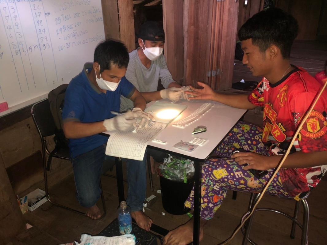 31766 จนท.รพ.สต.บ้านสันป่าไร่ร่วมกับจนท.MP บ้านบือละพอ รณรงค์เจาะเลือดเพื่อค้นหาผู้ป่วยโรคมาลาเรียพร้อมทั้งแจกมุ้งชุบน้ำยาที่ ม.7 บ้านพะนิกรี