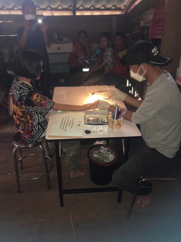 31766 จนท.รพ.สต.บ้านสันป่าไร่ร่วมกับจนท.MP บ้านบือละพอ รณรงค์เจาะเลือดเพื่อค้นหาผู้ป่วยโรคมาลาเรียพร้อมทั้งแจกมุ้งชุบน้ำยาที่ ม.7 บ้านพะนิกรี