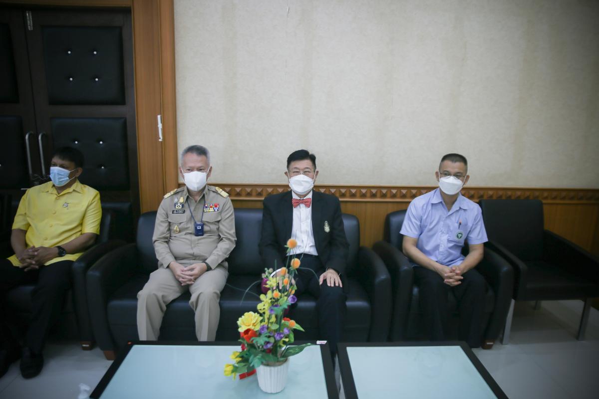 นายก อบจ.ตาก นำวัคซีน Moderna (รอบแรก) ลงพื้นที่ฉีดให้กับประชาชนกลุ่มเปราะบาง ในพื้นที่อำเภอเมืองตาก จังหวัดตากวันที่ 15 พฤศจิกายน พ.ศ. 2564 นายณัฐวุฒิ ทวีเกื้อกูลกิจ นายกองค์การบริหารส่วนจังหวัดตาก พร้อมด้วยคณะผู้บริหารและเจ้าหน้าที่ กล่าวให้กำลังใจพี่น้