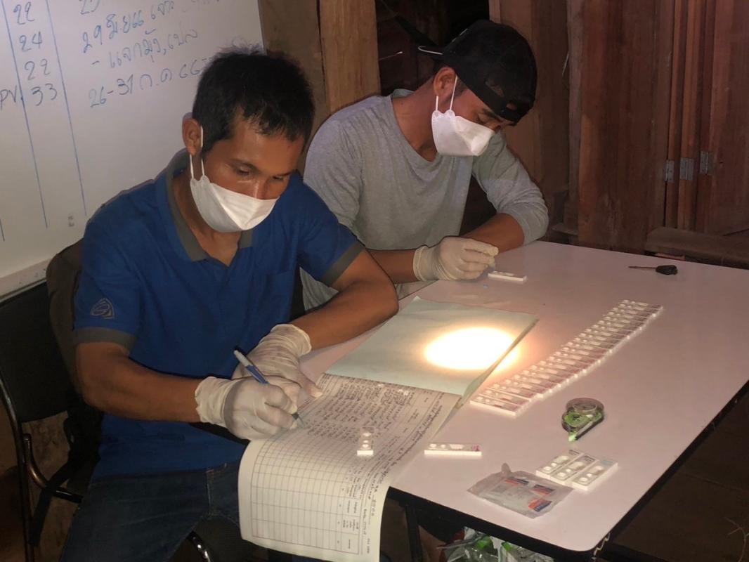 31766 จนท.รพ.สต.บ้านสันป่าไร่ร่วมกับจนท.MP บ้านบือละพอ รณรงค์เจาะเลือดเพื่อค้นหาผู้ป่วยโรคมาลาเรียพร้อมทั้งแจกมุ้งชุบน้ำยาที่ ม.7 บ้านพะนิกรี