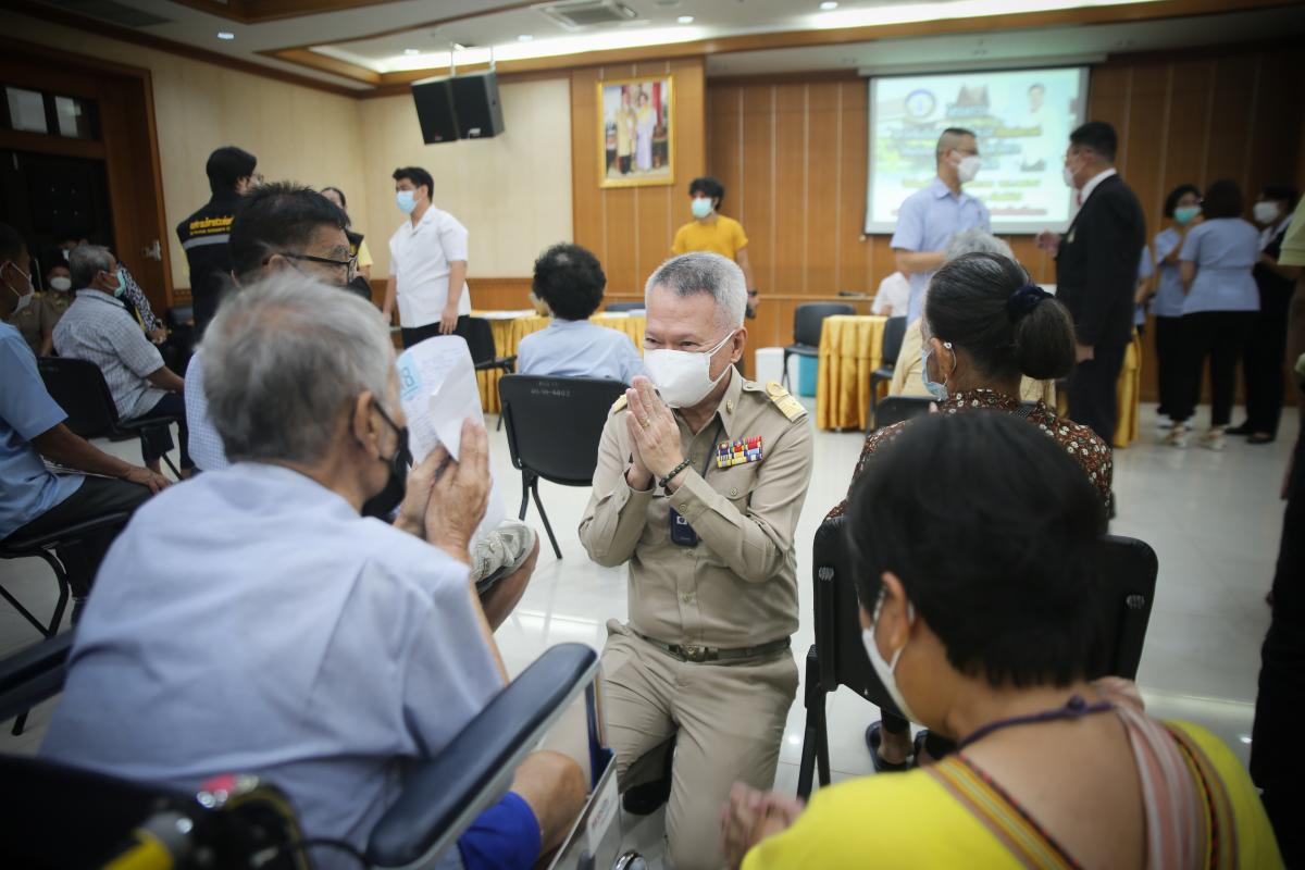 นายก อบจ.ตาก นำวัคซีน Moderna (รอบแรก) ลงพื้นที่ฉีดให้กับประชาชนกลุ่มเปราะบาง ในพื้นที่อำเภอเมืองตาก จังหวัดตากวันที่ 15 พฤศจิกายน พ.ศ. 2564 นายณัฐวุฒิ ทวีเกื้อกูลกิจ นายกองค์การบริหารส่วนจังหวัดตาก พร้อมด้วยคณะผู้บริหารและเจ้าหน้าที่ กล่าวให้กำลังใจพี่น้