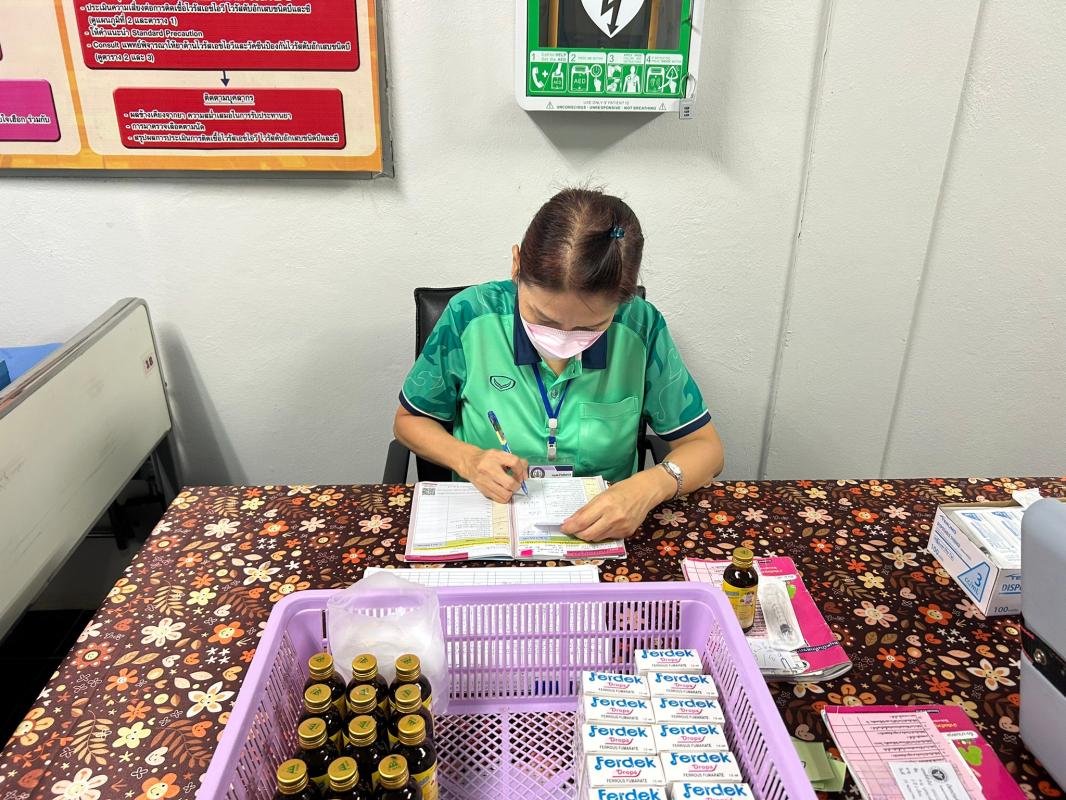 9866 รพ.สต.บ้านสันป่าไร่ ให้บริการฉีดวัคซีนเด็ก อายุ 0-5 ปี จำนวน 23 คน และตรวจสุขภาพช่องปาก , เคลือบฟลูออไรด์ , เจาะเลือดตรวจ Hct , จ่ายยา para syr และ ferrous syr