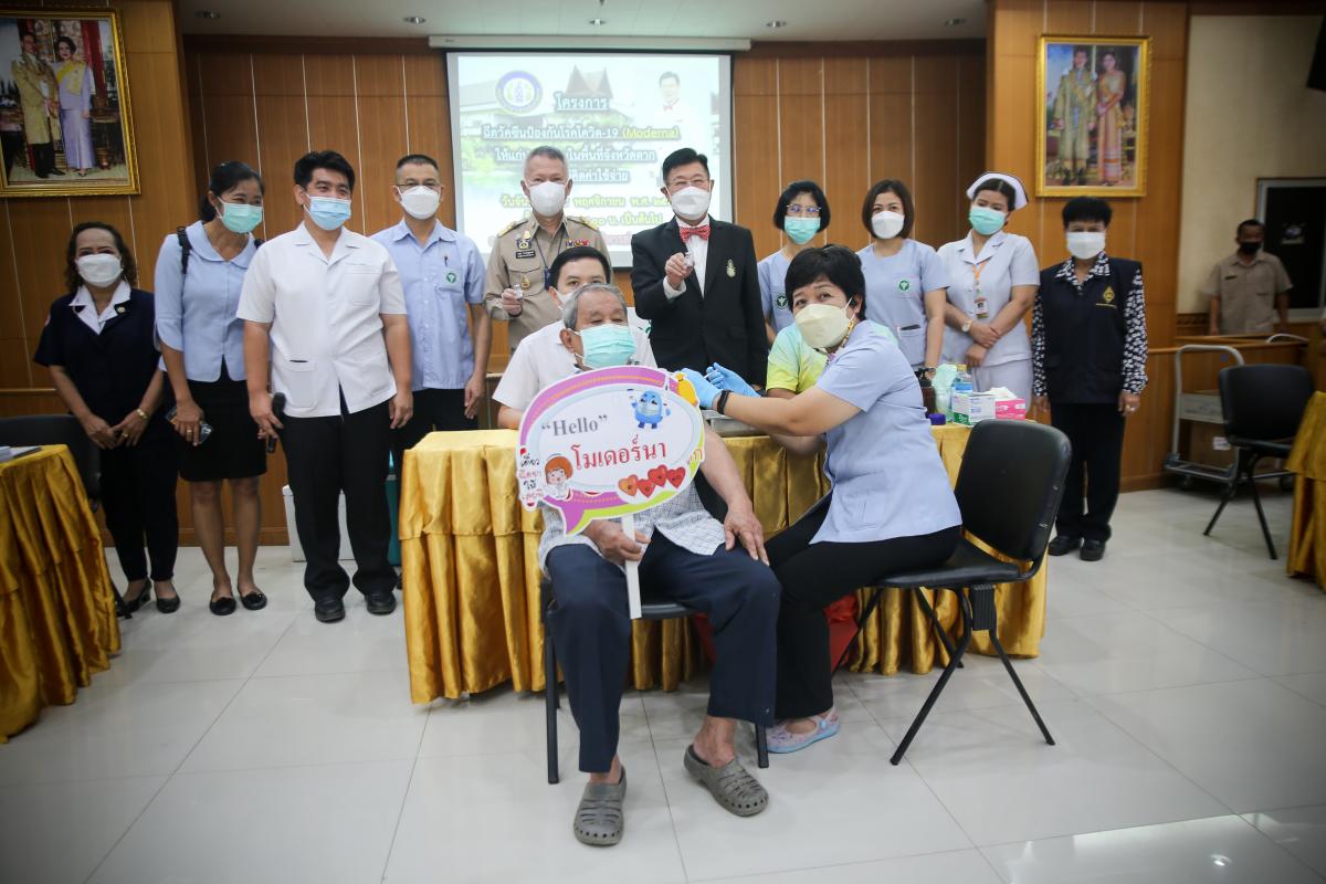 นายก อบจ.ตาก นำวัคซีน Moderna (รอบแรก) ลงพื้นที่ฉีดให้กับประชาชนกลุ่มเปราะบาง ในพื้นที่อำเภอเมืองตาก จังหวัดตากวันที่ 15 พฤศจิกายน พ.ศ. 2564 นายณัฐวุฒิ ทวีเกื้อกูลกิจ นายกองค์การบริหารส่วนจังหวัดตาก พร้อมด้วยคณะผู้บริหารและเจ้าหน้าที่ กล่าวให้กำลังใจพี่น้