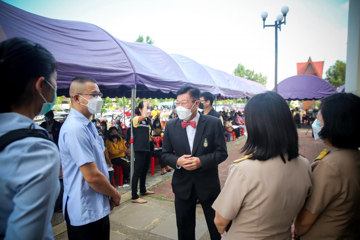 นายก อบจ.ตาก นำวัคซีน Moderna (รอบแรก) ลงพื้นที่ฉีดให้กับประชาชนกลุ่มเปราะบาง ในพื้นที่อำเภอเมืองตาก จังหวัดตากวันที่ 15 พฤศจิกายน พ.ศ. 2564 นายณัฐวุฒิ ทวีเกื้อกูลกิจ นายกองค์การบริหารส่วนจังหวัดตาก พร้อมด้วยคณะผู้บริหารและเจ้าหน้าที่ กล่าวให้กำลังใจพี่น้