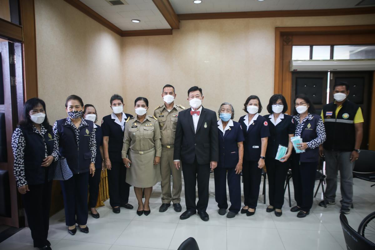 นายก อบจ.ตาก นำวัคซีน Moderna (รอบแรก) ลงพื้นที่ฉีดให้กับประชาชนกลุ่มเปราะบาง ในพื้นที่อำเภอเมืองตาก จังหวัดตากวันที่ 15 พฤศจิกายน พ.ศ. 2564 นายณัฐวุฒิ ทวีเกื้อกูลกิจ นายกองค์การบริหารส่วนจังหวัดตาก พร้อมด้วยคณะผู้บริหารและเจ้าหน้าที่ กล่าวให้กำลังใจพี่น้