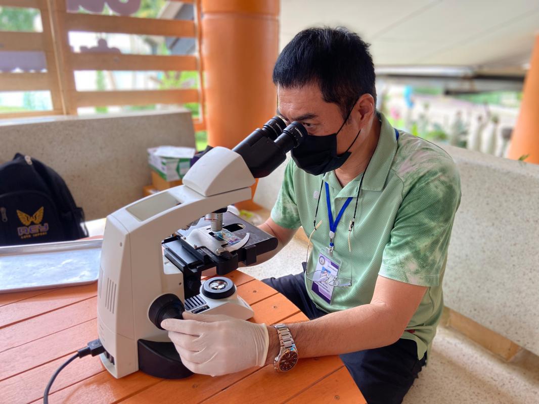 16-18866 จนท.รพ.สต.บ้านสันป่าไร่ ให้ความรู้เกี่ยวกับโรคหนอนพยาธิและตรวจอุจจาระเพื่อค้นหาไข่พยาธิในพื้นที่โครงการพระราชดำริโรงเรียนจาตุรจินดา จำนวน 112 คนพบไข่พยาธิไส้เดือน 2 คน แส้ม้า 4 คนและโรงเรียนบ้านสี่หลัง จำนวน 31 คน พบไข่พยาธิไส้เดือน 1 คน