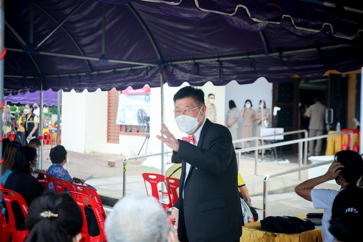 นายก อบจ.ตาก นำวัคซีน Moderna (รอบแรก) ลงพื้นที่ฉีดให้กับประชาชนกลุ่มเปราะบาง ในพื้นที่อำเภอเมืองตาก จังหวัดตากวันที่ 15 พฤศจิกายน พ.ศ. 2564 นายณัฐวุฒิ ทวีเกื้อกูลกิจ นายกองค์การบริหารส่วนจังหวัดตาก พร้อมด้วยคณะผู้บริหารและเจ้าหน้าที่ กล่าวให้กำลังใจพี่น้