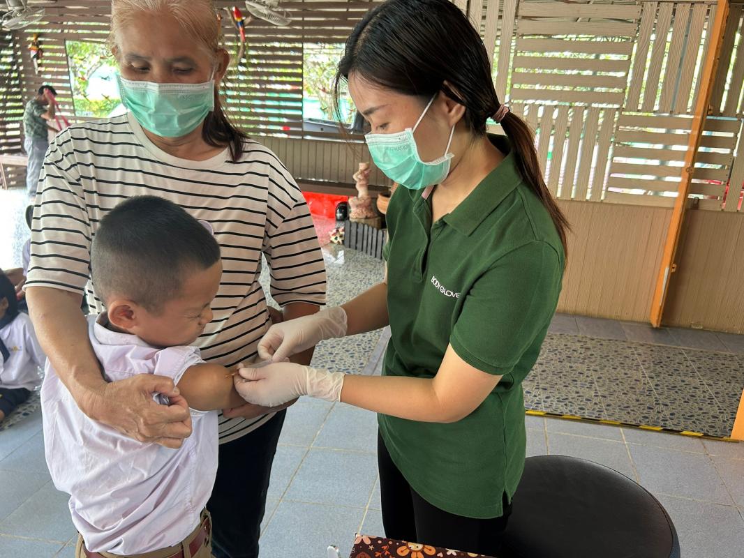 23/8/66 รพ.สต.บ้านสันป่าไร่ ติดตามฉีดวัคซีนนักเรียน (รอบสอง) จำนวน 5 โรงเรียน รวมนักเรียน 40 คน