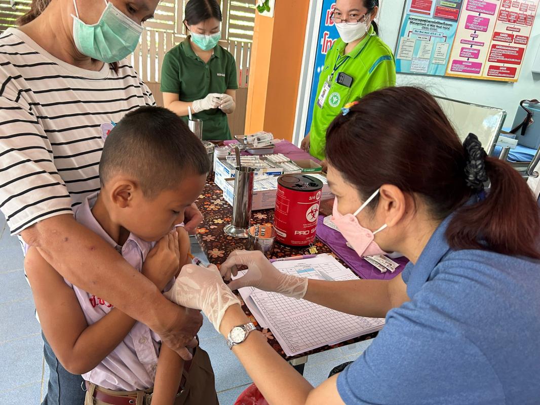 23/8/66 รพ.สต.บ้านสันป่าไร่ ติดตามฉีดวัคซีนนักเรียน (รอบสอง) จำนวน 5 โรงเรียน รวมนักเรียน 40 คน