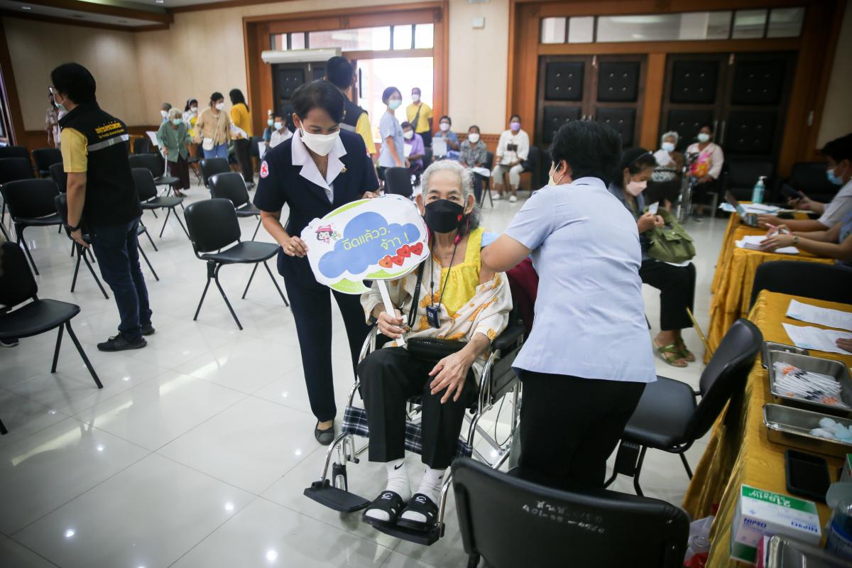 นายก อบจ.ตาก นำวัคซีน Moderna (รอบแรก) ลงพื้นที่ฉีดให้กับประชาชนกลุ่มเปราะบาง ในพื้นที่อำเภอเมืองตาก จังหวัดตากวันที่ 15 พฤศจิกายน พ.ศ. 2564 นายณัฐวุฒิ ทวีเกื้อกูลกิจ นายกองค์การบริหารส่วนจังหวัดตาก พร้อมด้วยคณะผู้บริหารและเจ้าหน้าที่ กล่าวให้กำลังใจพี่น้