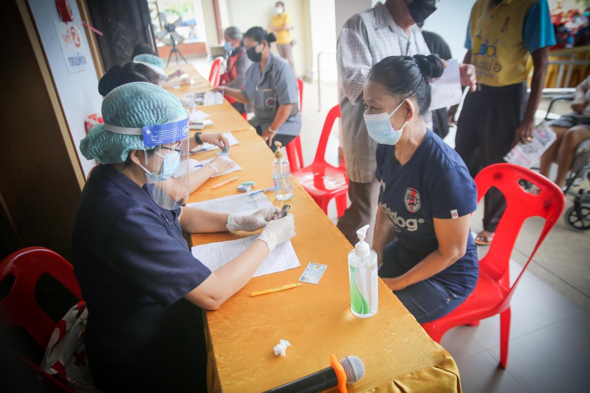 นายก อบจ.ตาก นำวัคซีน Moderna (รอบแรก) ลงพื้นที่ฉีดให้กับประชาชนกลุ่มเปราะบาง ในพื้นที่อำเภอเมืองตาก จังหวัดตากวันที่ 15 พฤศจิกายน พ.ศ. 2564 นายณัฐวุฒิ ทวีเกื้อกูลกิจ นายกองค์การบริหารส่วนจังหวัดตาก พร้อมด้วยคณะผู้บริหารและเจ้าหน้าที่ กล่าวให้กำลังใจพี่น้