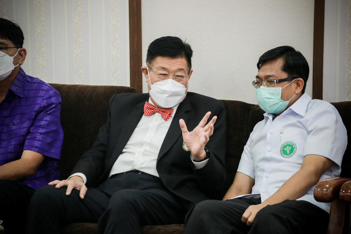 นายก อบจ.ตาก นำวัคซีน Moderna (รอบแรก) ลงพื้นที่ฉีดให้กับประชาชนกลุ่มเปราะบาง ในพื้นที่อำเภอบ้านตาก จังหวัดตาก