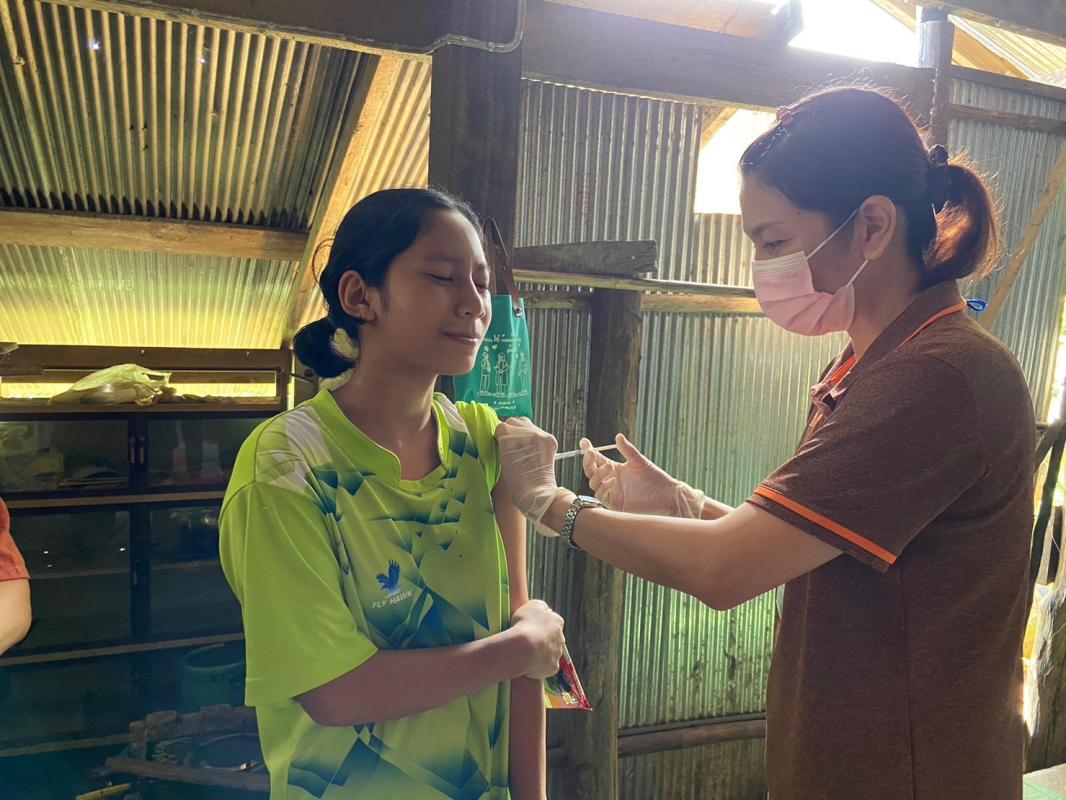 21966 รพ.สต.บ้านสันป่าไร่ ออกหน่วยฉีดวัคซีนเด็กอายุแรกเกิด ถึง 5 ปี และ นักเรียนชั้น ป.6 เขตหมู่ 6 บ้านห้วยกระทิง รวม 13 ราย