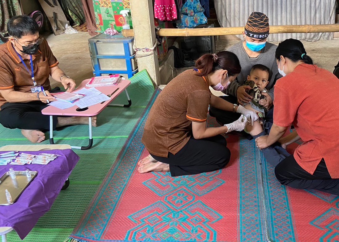 21966 รพ.สต.บ้านสันป่าไร่ ออกหน่วยฉีดวัคซีนเด็กอายุแรกเกิด ถึง 5 ปี และ นักเรียนชั้น ป.6 เขตหมู่ 6 บ้านห้วยกระทิง รวม 13 ราย