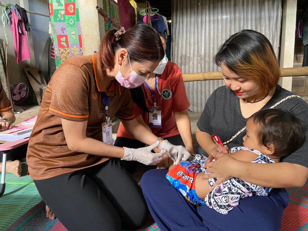 21966 รพ.สต.บ้านสันป่าไร่ ออกหน่วยฉีดวัคซีนเด็กอายุแรกเกิด ถึง 5 ปี และ นักเรียนชั้น ป.6 เขตหมู่ 6 บ้านห้วยกระทิง รวม 13 ราย