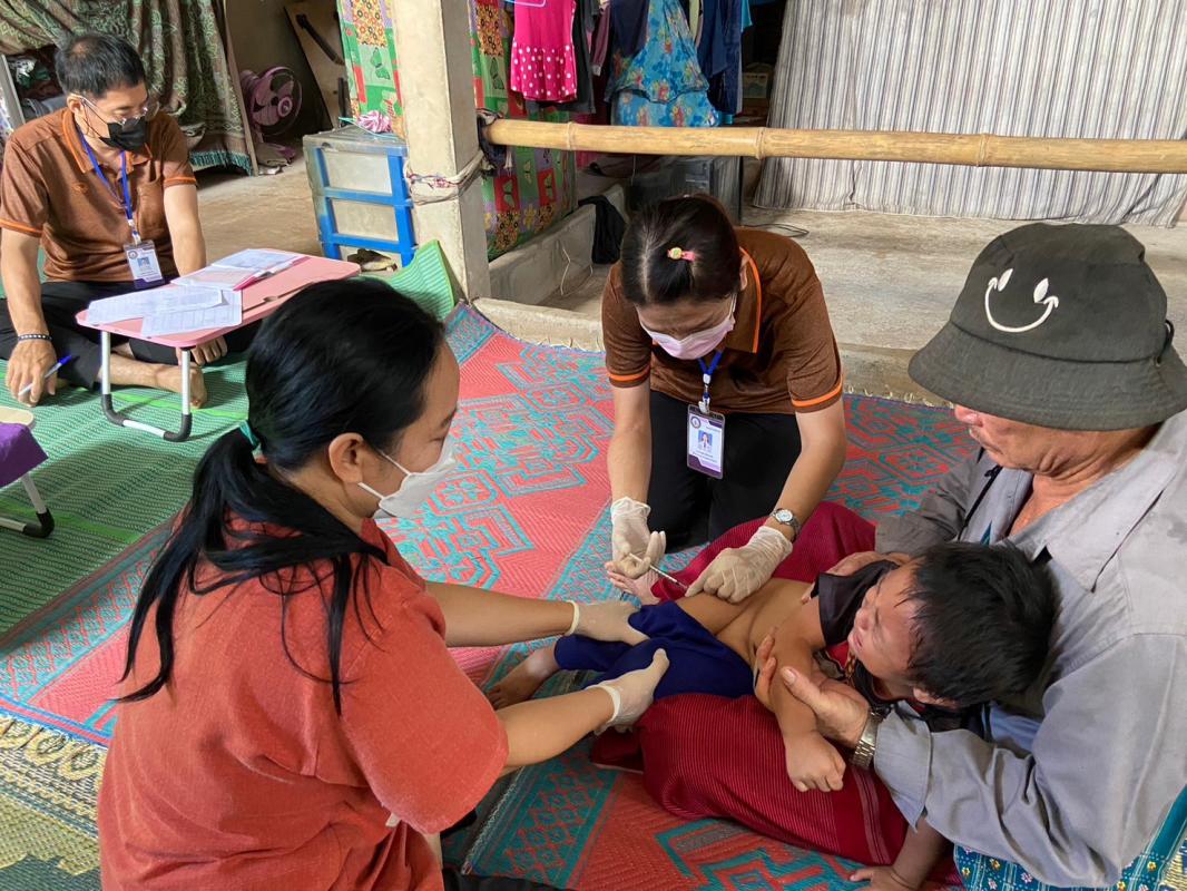 21966 รพ.สต.บ้านสันป่าไร่ ออกหน่วยฉีดวัคซีนเด็กอายุแรกเกิด ถึง 5 ปี และ นักเรียนชั้น ป.6 เขตหมู่ 6 บ้านห้วยกระทิง รวม 13 ราย