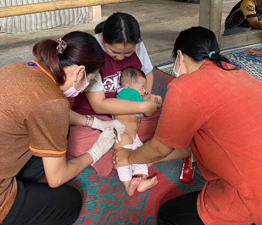 21966 รพ.สต.บ้านสันป่าไร่ ออกหน่วยฉีดวัคซีนเด็กอายุแรกเกิด ถึง 5 ปี และ นักเรียนชั้น ป.6 เขตหมู่ 6 บ้านห้วยกระทิง รวม 13 ราย