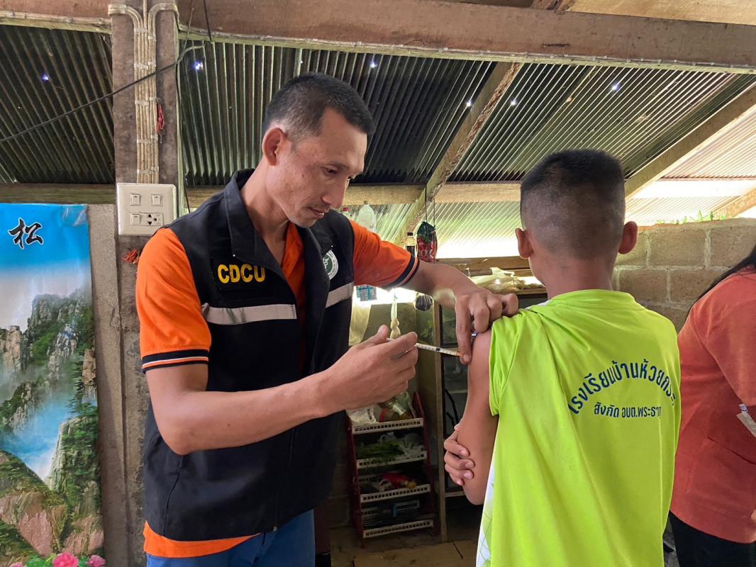 21966 รพ.สต.บ้านสันป่าไร่ ออกหน่วยฉีดวัคซีนเด็กอายุแรกเกิด ถึง 5 ปี และ นักเรียนชั้น ป.6 เขตหมู่ 6 บ้านห้วยกระทิง รวม 13 ราย