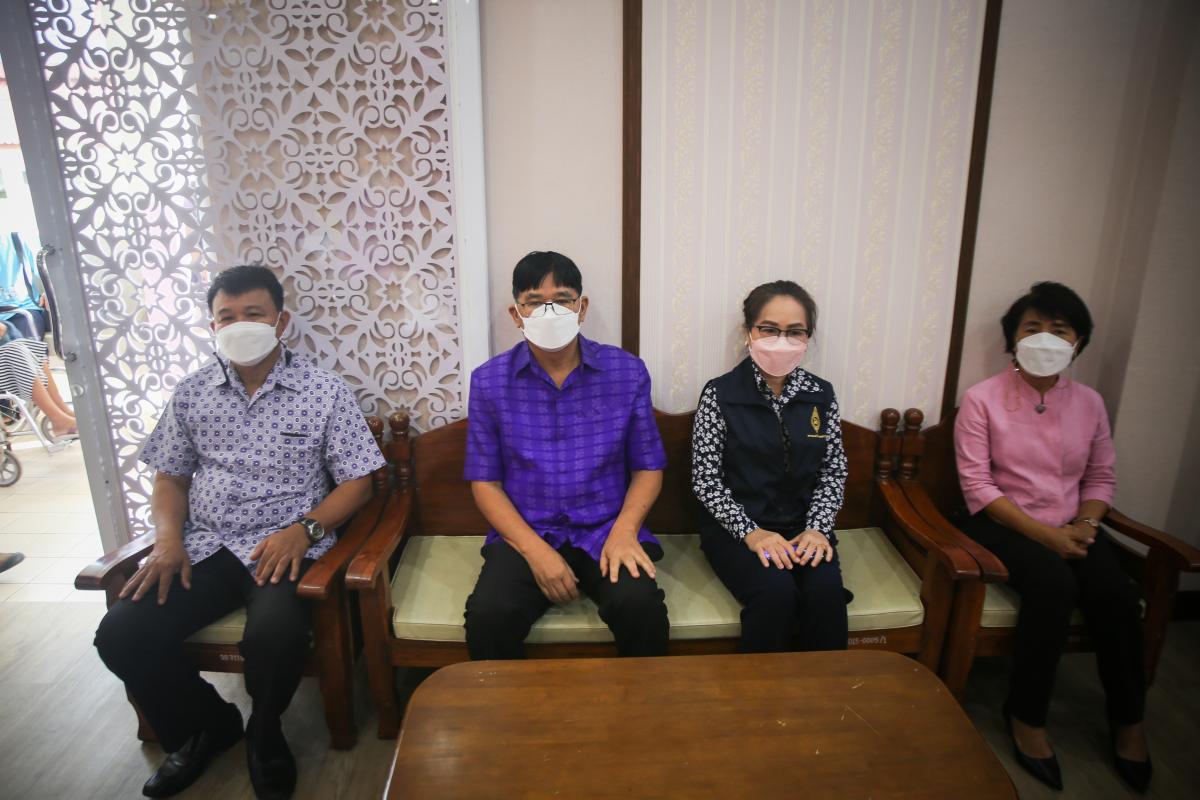 นายก อบจ.ตาก นำวัคซีน Moderna (รอบแรก) ลงพื้นที่ฉีดให้กับประชาชนกลุ่มเปราะบาง ในพื้นที่อำเภอบ้านตาก จังหวัดตาก