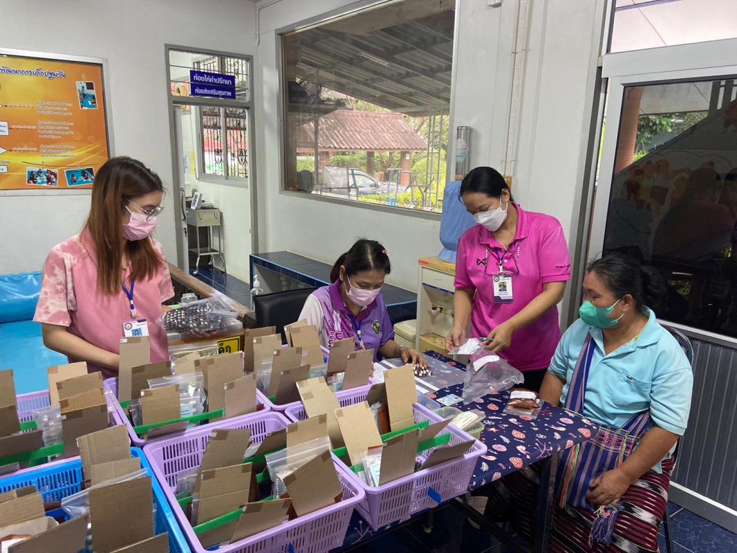 26/9/66 รพ.สต.บ้านสันป่าไร่ ร่วมกับ รพ.แม่ระมาด จ่ายยาให้ผู้ป่วย NCD กลุ่ม 3 (โรคความดันโลหิตสูง) จำนวน 50 ราย