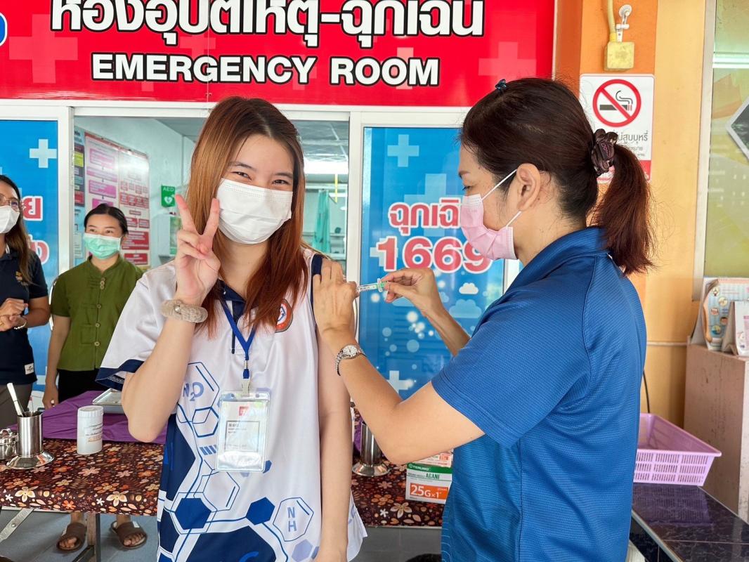 4/10/66 รพ.สต.บ้านสันป่าไร่ ฉีดวัคซีน HPV เข็ม 1 บุคลากรสาธารณสุข,ครู,อสม. ที่อายุไม่เกิน 45 ปี จำนวน 37 คน และฉีดวัคซีนนักเรียนชั้น ป.1,2,6 จำนวน 77 คน