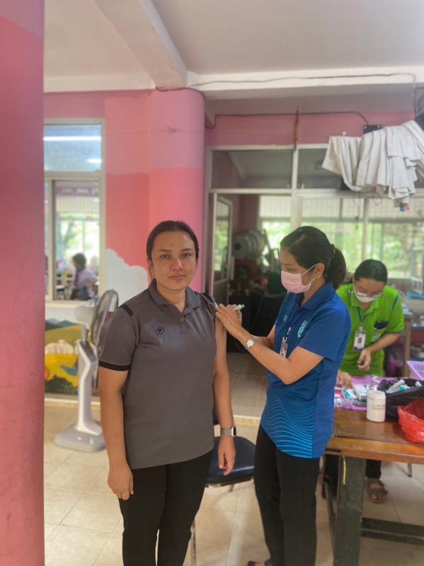 4/10/66 รพ.สต.บ้านสันป่าไร่ ฉีดวัคซีน HPV เข็ม 1 บุคลากรสาธารณสุข,ครู,อสม. ที่อายุไม่เกิน 45 ปี จำนวน 37 คน และฉีดวัคซีนนักเรียนชั้น ป.1,2,6 จำนวน 77 คน