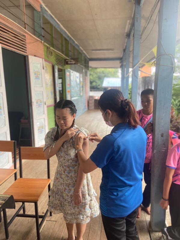 4/10/66 รพ.สต.บ้านสันป่าไร่ ฉีดวัคซีน HPV เข็ม 1 บุคลากรสาธารณสุข,ครู,อสม. ที่อายุไม่เกิน 45 ปี จำนวน 37 คน และฉีดวัคซีนนักเรียนชั้น ป.1,2,6 จำนวน 77 คน